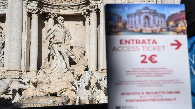 Dal 2 febbraio bisogna pagare due euro per l'accesso contingentato all'area prospiciente il catino della fontana simbolo di Roma