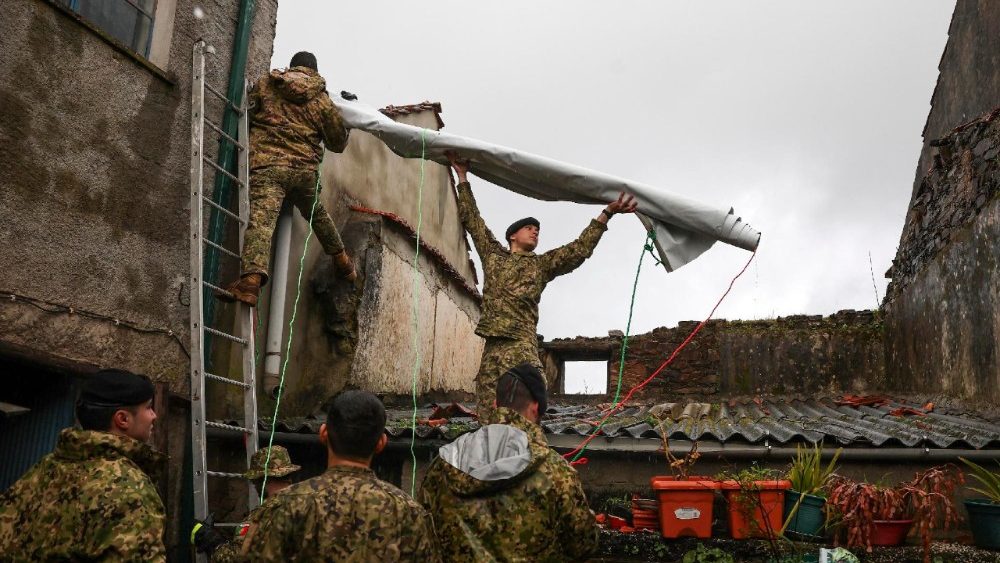 Soldados do Regimento de Engenharia nº 1 (RE1) da base militar de Tancos auxiliam os habitantes da vila de Coelheira, em Figueiro dos Vinhos, Portugal, em 2 de fevereiro de 2026. A passagem da tempestade Kristin por Portugal, em 28 de janeiro, deixou pelo menos cinco mortos, vários feridos e desabrigados, além de destruição, segundo a Proteção Civil. EPA/ESTELA SILVA