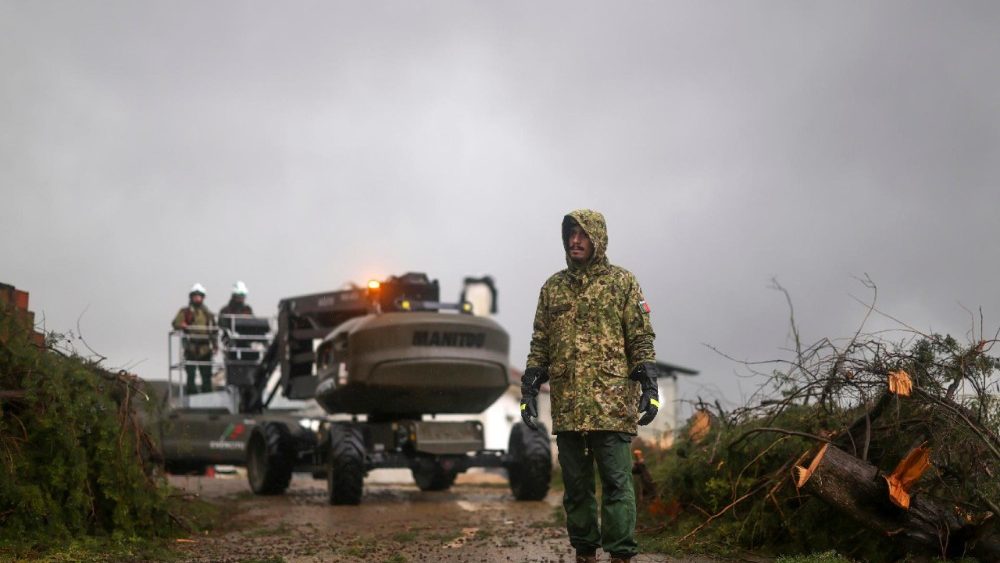 Soldados do Regimento de Engenharia nº 1 (RE1) da base militar de Tancos são destacados para prestar auxílio aos habitantes da vila de Coelheira, em Figueiro dos Vinhos, Portugal, em 2 de fevereiro de 2026. A passagem da tempestade Kristin por Portugal, em 28 de janeiro, deixou pelo menos cinco mortos, vários feridos e desabrigados, além de destruição, segundo a Proteção Civil. EPA/ESTELA SILVA