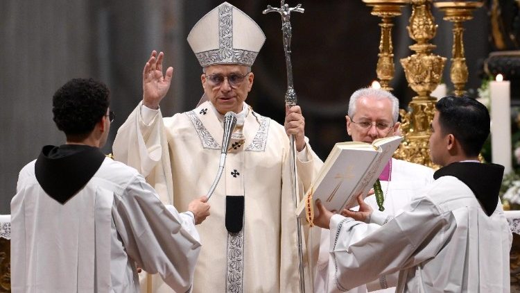 संत पापा लियो वाटिकन में मिस्सा बलिदान के दौरान