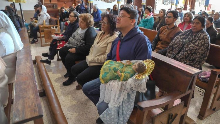 Personas que llevan imágenes del Niño Jesús asisten a la parroquia de Nuestra Señora de la Candelaria en la ciudad de Guatemala, Guatemala, el 2 de febrero de 2026.