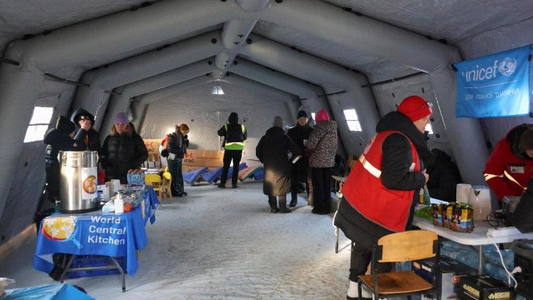 Ponto de aquecimento instalado perto de um pr&eacute;dio residencial onde os moradores est&atilde;o sem eletricidade, aquecimento ou &aacute;gua ap&oacute;s um ataque russo, em Kharkiv, nordeste da Ucr&acirc;nia, em 3 de fevereiro de 2026, em meio &agrave; invas&atilde;o russa. Este "Ponto de Invencibilidade" &eacute; um dos muitos abrigos de emerg&ecirc;ncia em funcionamento na cidade depois que as autoridades locais declararam estado de emerg&ecirc;ncia devido aos graves danos &agrave; infraestrutura de energia. EPA/SERGEY KOZLOV