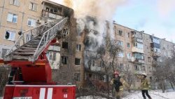 Durch russische Bomben getroffene Wohnhäuser in Charkiw