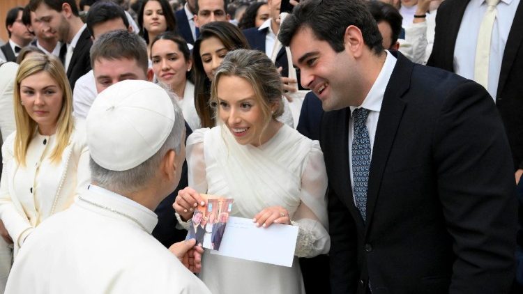 Papa: "Scongiurare corsa ad armamenti, minaccia pace tra nazioni"