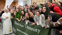 Papa: "Scongiurare corsa ad armamenti, minaccia pace tra nazioni"