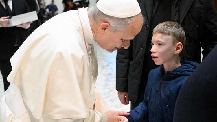 Papa: "Scongiurare corsa ad armamenti, minaccia pace tra nazioni"