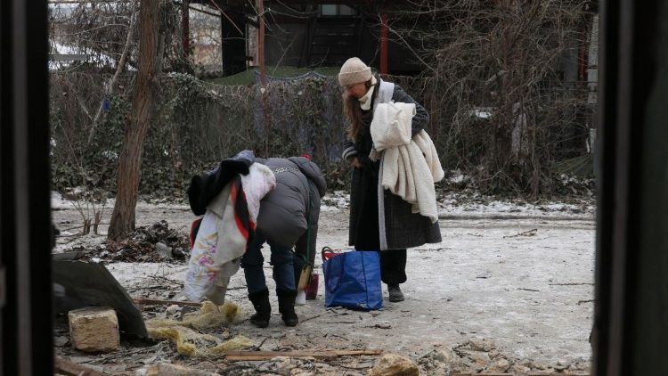 Moradores recolhem seus pertences no local do ataque de drone russo a um pr&eacute;dio residencial em Odessa, Ucr&acirc;nia, em 4 de fevereiro de 2026. Pelo menos quatro pessoas ficaram feridas em decorr&ecirc;ncia do ataque de drone a uma &aacute;rea residencial, segundo relat&oacute;rio do Servi&ccedil;o Estatal de Emerg&ecirc;ncia. EPA/IGOR MASLOV