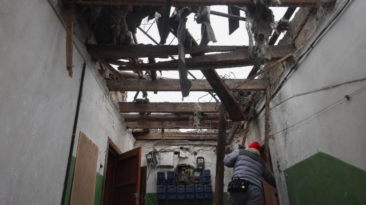 Um morador local inspeciona o local de um ataque de drone russo a um pr&eacute;dio residencial em Odessa, Ucr&acirc;nia, em 4 de fevereiro de 2026. Pelo menos quatro pessoas ficaram feridas em decorr&ecirc;ncia do ataque de drone a uma &aacute;rea residencial, segundo relat&oacute;rio do Servi&ccedil;o Estatal de Emerg&ecirc;ncia. EPA/IGOR MASLOV