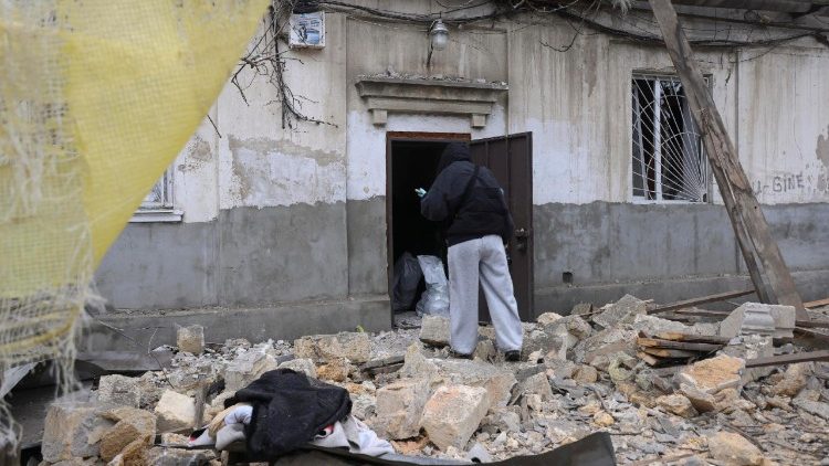 Moradores locais inspecionam o local de um ataque de drone russo a um pr&eacute;dio residencial em Odessa, Ucr&acirc;nia, em 4 de fevereiro de 2026. Pelo menos quatro pessoas ficaram feridas em decorr&ecirc;ncia do ataque de drone a uma &aacute;rea residencial, de acordo com o relat&oacute;rio do Servi&ccedil;o Estatal de Emerg&ecirc;ncia. EPA/IGOR MASLOV