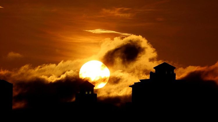 Kristo Yesu ni Mwanga kwa Mwanga; Mungu kweli kwa Mungu kweli