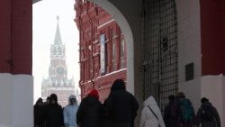 Pessoas caminham na Praça Vermelha, perto do Kremlin, em meio ao clima gélido de Moscou.