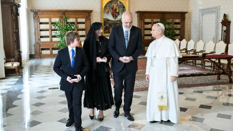 ಜಗದ್ಗುರು ಲಿಯೋರವರು ಅಲ್ಬೇನಿಯಾ ಗಣರಾಜ್ಯದ ಪ್ರಧಾನಮಂತ್ರಿಯನ್ನು ಅಹ್ವಾನಿಸಿದರು