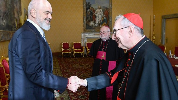 Sekretari i Shtetit t&ograve; Vatikanir kad. Parolin me kryeministrin Rama