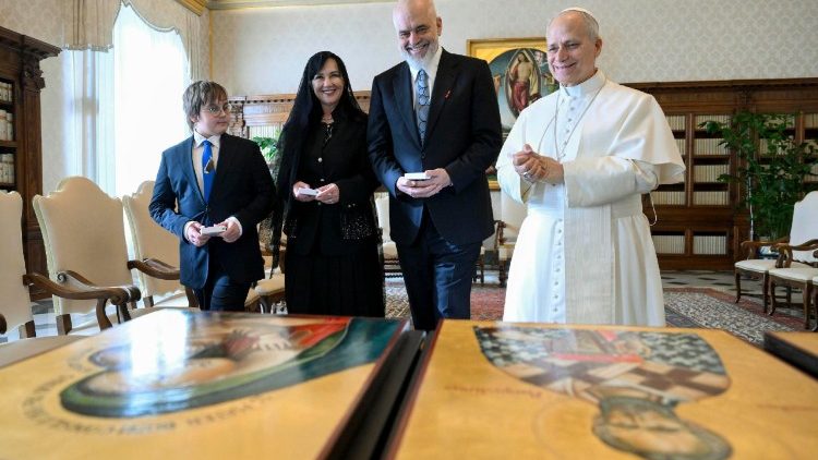 Leó pápa Edi Rama albán miniszterelnökkel és családjával