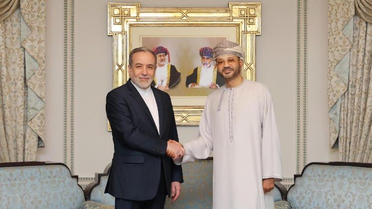 Il ministro degli Affari esteri iraniano Araghchi e l'omologo omanita Badr al-Busaidi