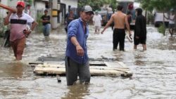 Gli abitanti del quartiere El Dorado di Montería fanno i conti con i danni causati dalle inondazioni