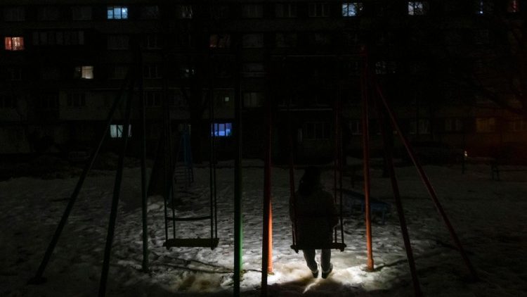 Uma pessoa em um balan&ccedil;o segura uma lanterna durante um apag&atilde;o em Lviv, no oeste da Ucr&acirc;nia, em 7 de fevereiro de 2026, em meio &agrave; invas&atilde;o russa em curso. Toda a Ucr&acirc;nia enfrenta apag&otilde;es ap&oacute;s ataques direcionados &agrave; infraestrutura civil. EPA/MYKOLA TYS 108574
