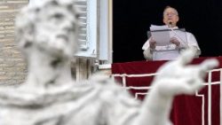 Úrangyala ima a Bernini oszlopsor egyik szentjével  