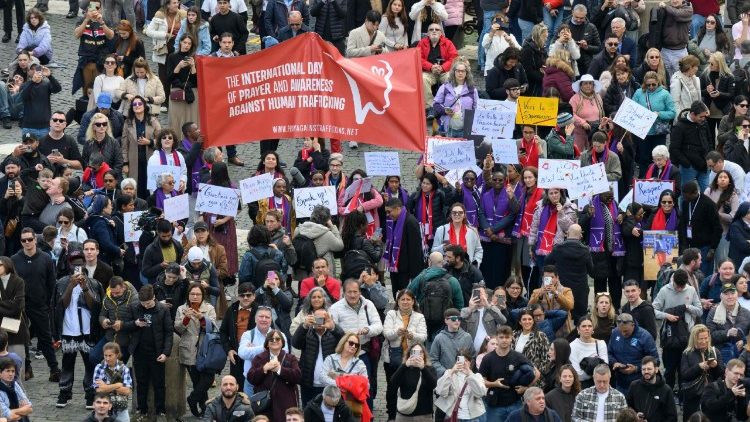 Паломники на площади Святого Петра (Ватикан, 8 февраля 2026 г.)