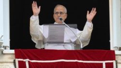 El Papa León XIV asomado desde el balcón pontificio para presidir la oración mariana del Ángelus.