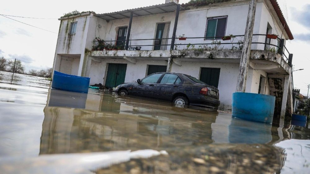 Vista de uma área inundada na vila de Vale da Pedra, Cartaxo, Portugal, 8 de fevereiro de 2026. Treze pessoas morreram em Portugal desde a semana passada devido às tempestades Kristin e Leonardo, que também deixaram centenas de feridos e desabrigados. EPA/ANDRE KOSTERS