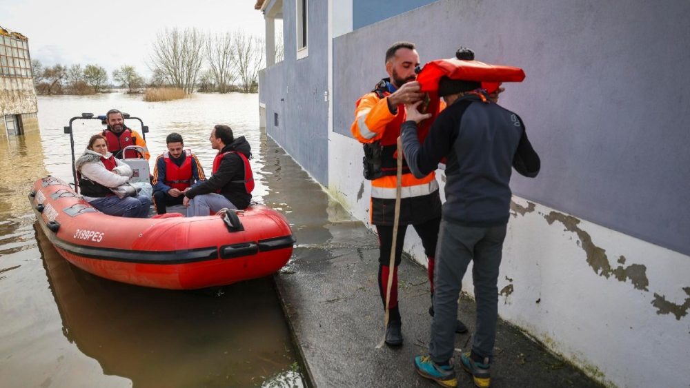 Vários eleitores deslocaram-se de barco até à assembleia de voto após as cheias provocadas pelas tempestades Kristin e Leonardo na zona de Cartaxo, Portugal, a 8 de fevereiro de 2026. Apesar do isolamento, a população da Ereira votou nas eleições presidenciais nas assembleias de voto instaladas na Associação Cultural, Desportiva e Social da Ereira, no centro da vila. EPA/ANDRE KOSTERS