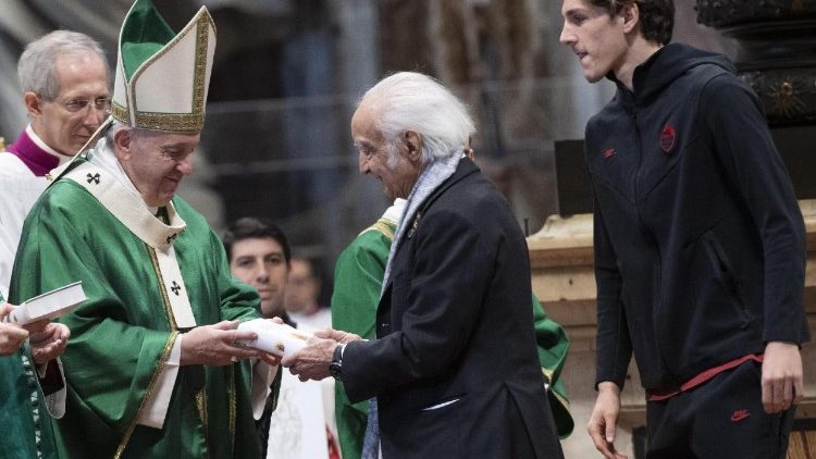 Antonino Zichichi fue recibido en el Vaticano por el Papa Francisco con motivo del "Primer D&iacute;a de la Palabra de Dios", 26 de enero de 2020 