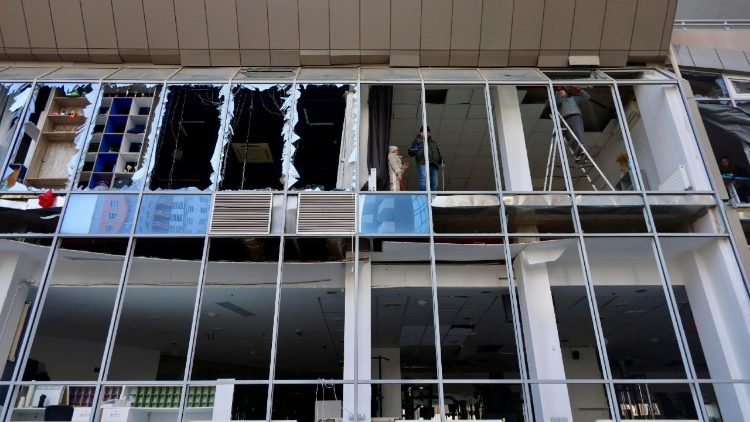 Moradores ucranianos inspecionam os danos no local de um ataque russo em Odessa, sudoeste da Ucr&acirc;nia, em 9 de fevereiro de 2026, em meio &agrave; invas&atilde;o russa. Pelo menos uma pessoa morreu e duas ficaram feridas depois que um drone atingiu uma &aacute;rea residencial, danificando um pr&eacute;dio e um gasoduto, segundo o Servi&ccedil;o Estatal de Emerg&ecirc;ncia da Ucr&acirc;nia. EPA/IGOR MASLOV