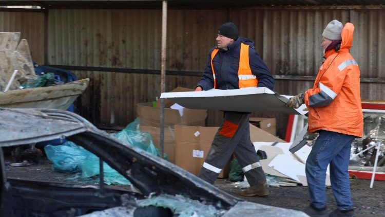 Trabalhadores comunit&aacute;rios removem os destro&ccedil;os do local de um ataque russo em Odessa, sudoeste da Ucr&acirc;nia, em 9 de fevereiro de 2026, em meio &agrave; invas&atilde;o russa. Pelo menos uma pessoa morreu e duas ficaram feridas depois que um drone atingiu uma &aacute;rea residencial, danificando um pr&eacute;dio e um gasoduto, segundo o Servi&ccedil;o Estatal de Emerg&ecirc;ncia da Ucr&acirc;nia. EPA/IGOR MASLOV
