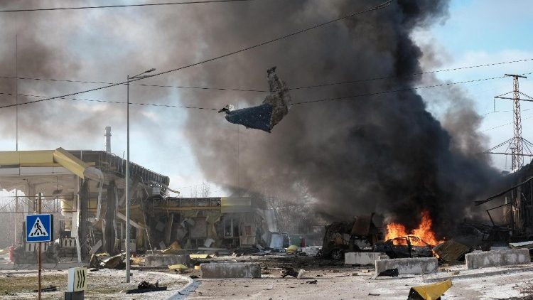 Fuma&ccedil;a sobe ap&oacute;s um ataque duplo de drones russos Shahed contra um posto de gasolina em Kramatorsk, Donetsk, Ucr&acirc;nia, em 9 de fevereiro de 2026. A cidade j&aacute; havia sido fortemente bombardeada no dia anterior, com tropas russas a apenas 15 quil&ocirc;metros de dist&acirc;ncia, e a intensidade dos ataques aumentou significativamente. EPA/Maria Senovilla