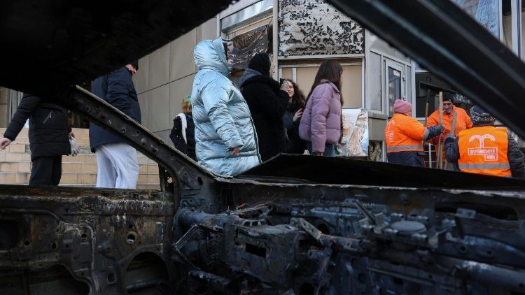 Moradores ucranianos e trabalhadores comunit&aacute;rios inspecionam os danos no local de um ataque russo em Odessa, sudoeste da Ucr&acirc;nia, em 9 de fevereiro de 2026, em meio &agrave; invas&atilde;o russa. Pelo menos uma pessoa morreu e duas ficaram feridas depois que um drone atingiu uma &aacute;rea residencial, danificando um pr&eacute;dio e um gasoduto, segundo o Servi&ccedil;o Estatal de Emerg&ecirc;ncia da Ucr&acirc;nia. EPA/IGOR MASLOV