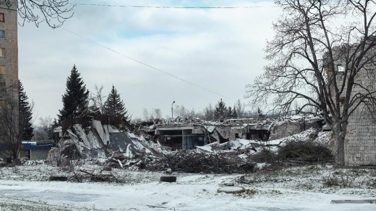  Un edificio bombardeado en Druzhkivka, en la regi&oacute;n de Donetsk 
