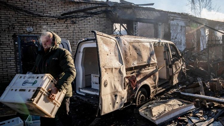 Moradores locais tentam salvar seus pertences no local de um ataque a&eacute;reo russo em Sloviansk, regi&atilde;o de Donetsk, leste da Ucr&acirc;nia, em 10 de fevereiro de 2026, em meio &agrave; invas&atilde;o russa. Uma menina de 11 anos e sua m&atilde;e morreram e pelo menos 16 pessoas ficaram feridas depois que sete bombas guiadas atingiram uma &aacute;rea residencial, segundo o chefe da Administra&ccedil;&atilde;o Militar Regional de Donetsk, Vadym Filashkin. EPA/TOMMASO FUMAGALLI