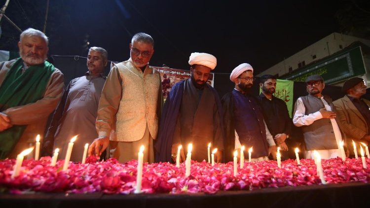 Người dân Pakistan đốt nến tưởng niệm các nạn nhân vụ đánh bom nhà thờ Hồi giáo