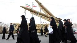 Donne iraniane sfilano in occasione delle celebrazioni della Rivoluzione islamica del 1979