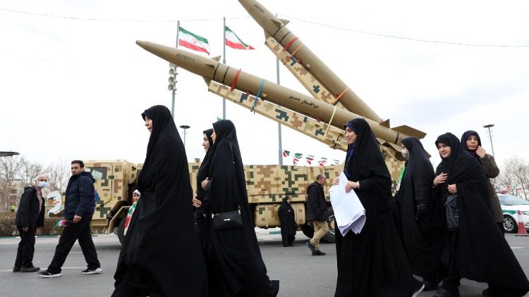 Donne iraniane sfilano in occasione delle celebrazioni della Rivoluzione islamica del 1979