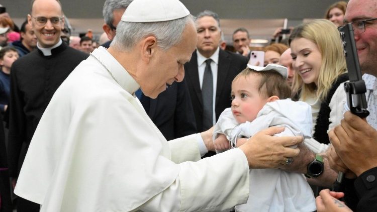 Il Papa in Aula Paolo VI per l'udienza generale