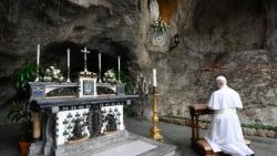 Il Papa, pregher� per i malati alla grotta di Lourdes nei giardini vaticani