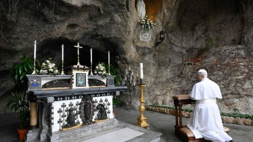 Il Papa prega il Rosario per la pace insieme ai santuari del mondo
