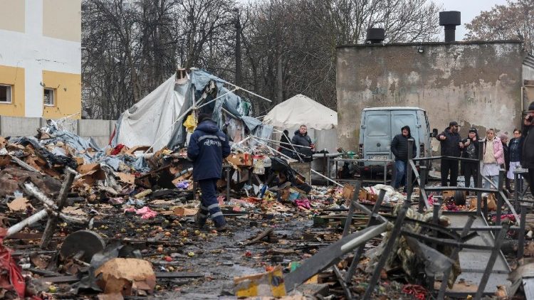 Cena do ataque russo noturno a uma &aacute;rea residencial em Odessa, Ucr&acirc;nia, em 12 de fevereiro de 2026, em meio &agrave; invas&atilde;o russa em curso. Pelo menos uma pessoa ficou ferida e outras 23 precisaram de atendimento psicol&oacute;gico ap&oacute;s o mais recente ataque russo noturno a uma &aacute;rea residencial e um mercado em Odessa, segundo o Servi&ccedil;o Estatal de Emerg&ecirc;ncia. EPA/IGOR MASLOV
