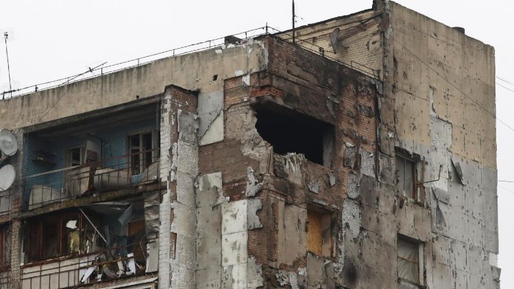 Cena do ataque russo noturno a uma &aacute;rea residencial em Odessa, Ucr&acirc;nia, em 12 de fevereiro de 2026, em meio &agrave; invas&atilde;o russa em curso. Pelo menos uma pessoa ficou ferida e outras 23 precisaram de atendimento psicol&oacute;gico ap&oacute;s o mais recente ataque russo noturno a uma &aacute;rea residencial e um mercado em Odessa, segundo o Servi&ccedil;o Estatal de Emerg&ecirc;ncia. EPA/IGOR MASLOV