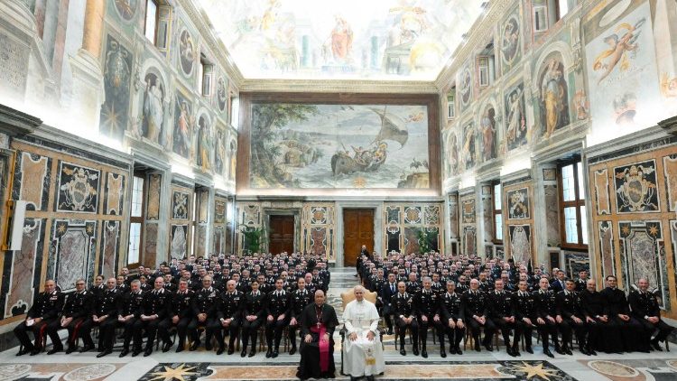 Il Papa ai carabinieri, 'gerarchia e comando ma nel rispetto della persona'