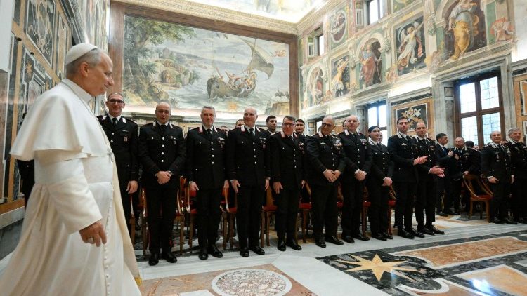 Leó pápa fogadja a római csendőröket