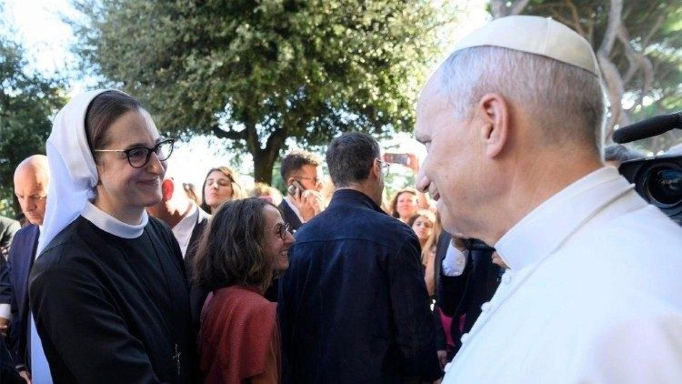 Suor Nina Krapić, nuova vice direttrice della Sala Stampa della Santa Sede, con Papa Leone XIV