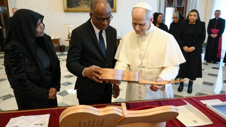 O Papa recebe das m&atilde;os de Ulisses Correia e Silva, o presente do povo de Cabo Verde. 