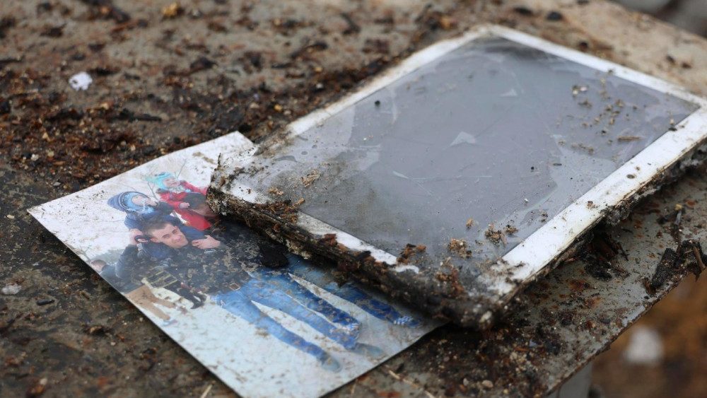 Uma foto de família danificada no local de um ataque de drone russo a um prédio privado em Odessa, Ucrânia, em 14 de fevereiro de 2026, em meio à invasão russa em curso. Uma idosa foi morta em decorrência do ataque russo, segundo o Serviço Estatal de Emergência da Ucrânia. As tropas russas entraram em território ucraniano em 24 de fevereiro de 2022, dando início a um conflito que provocou destruição e uma crise humanitária. EPA/IGOR MASLOV   (ANSA)