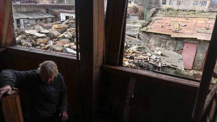 Uma moradora local reage no local de um ataque de drone russo a um pr&eacute;dio privado em Odessa, Ucr&acirc;nia, em 14 de fevereiro de 2026, em meio &agrave; invas&atilde;o russa em curso. Uma idosa foi morta em decorr&ecirc;ncia do ataque russo, segundo o Servi&ccedil;o Estatal de Emerg&ecirc;ncia da Ucr&acirc;nia. As tropas russas entraram em territ&oacute;rio ucraniano em 24 de fevereiro de 2022, dando in&iacute;cio a um conflito que provocou destrui&ccedil;&atilde;o e uma crise humanit&aacute;ria. EPA/IGOR MASLOV