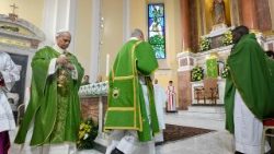 ओस्तिया में माता मरिया शांति की रानी पल्ली में पवित्र मिस्सा का अनुष्ठआन करते हुए संत पापा लियो 14वें