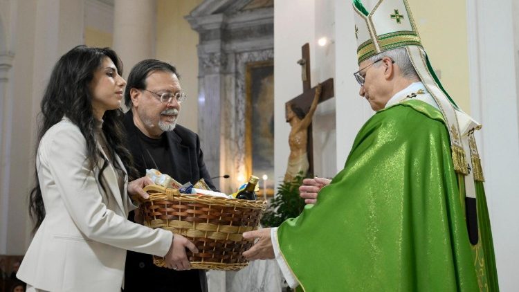 L'abbraccio del Papa ad Ostia, 'voi siete la luce del mondo'