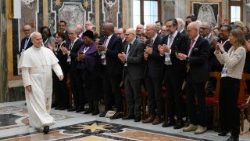 जीवन के लिए परमधर्मपीठीय अकादमी के प्रतिभागियों के साथ संत पापा लियो 14वें